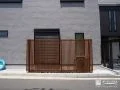 道路側からの視線をやさしく遮る縦格子スクリーンフェンス
