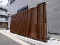 斜めからの視線カットが得意な木目調スクリーンフェンス