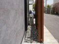 割栗石で排水性とデザイン性に配慮した掃き出し窓まわり