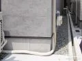 細い通路の手入れを楽にする防草シートと砂利