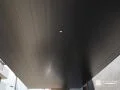 3灯のダウンライトが足元をやさしく照らすカーポート