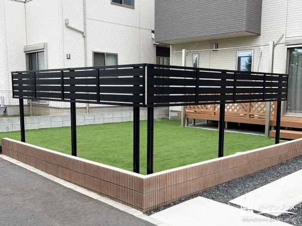 大人の視線の高さに合わせて設置した目隠しフェンス付きお庭工事