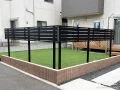 大人の視線の高さに合わせて設置した目隠しフェンス付きお庭工事