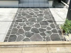 乱形石で美しく仕上げた玄関アプローチ[施工後]