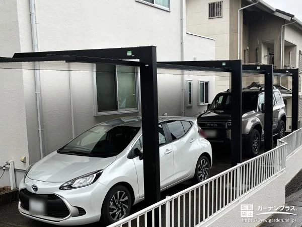 スタイリッシュなフラット屋根が映える縦連棟カーポート工事
