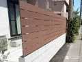 ナチュラルな木調デザインで優しく視線をカットする目隠し工事