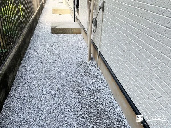 白砂利の敷設で清潔感あふれる明るい印象に仕上げた犬走り工事