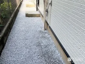 白砂利の敷設で清潔感あふれる明るい印象に仕上げた犬走り工事