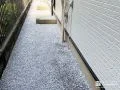 白砂利の敷設で清潔感あふれる明るい印象に仕上げた犬走り工事