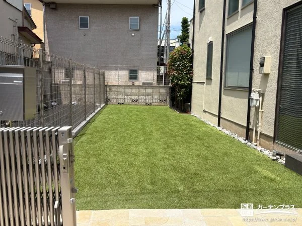 鮮やかな人工芝で一年中快適に楽しめるお庭へリフォームした工事