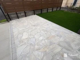 家族が集まる乱形石テラス付きのお庭[施工後]