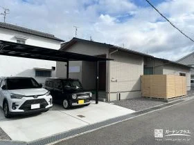 オールブラックのカーポートが目を引くシンプルモダンな新築外構