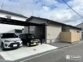 オールブラックのカーポートが目を引くシンプルモダンな新築外構