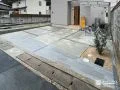 大理石調のタイルが美しい玄関アプローチ