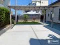 平屋に映えるフラットデザインのカーポート