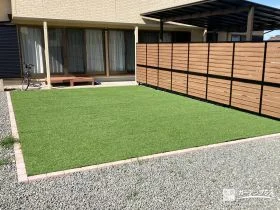 人工芝と目隠しフェンスで快適に過ごせるお庭リフォーム工事