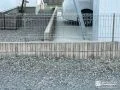 開放感を保ちつつ空間を区切るメッシュフェンス