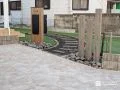木調門柱と曲線アプローチが映えるナチュラルモダンな外構工事