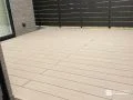 広々とした人工木デッキでくつろげるアウトドアリビング工事