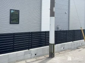 プライバシーを守るモダンな目隠しフェンス[施工後]
