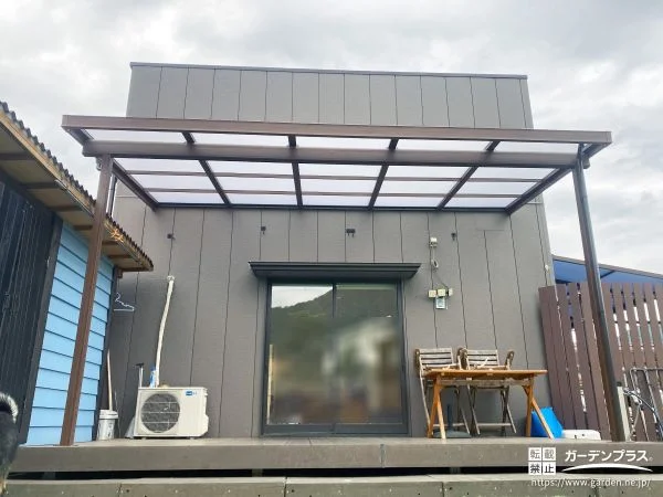 木目調でナチュラルなデザインのテラス屋根を設置した工事
