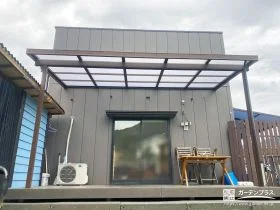 木目調でナチュラルなデザインのテラス屋根を設置した工事