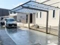 フラット屋根ですっきりと雨風をカットしてくれるカーポート工事