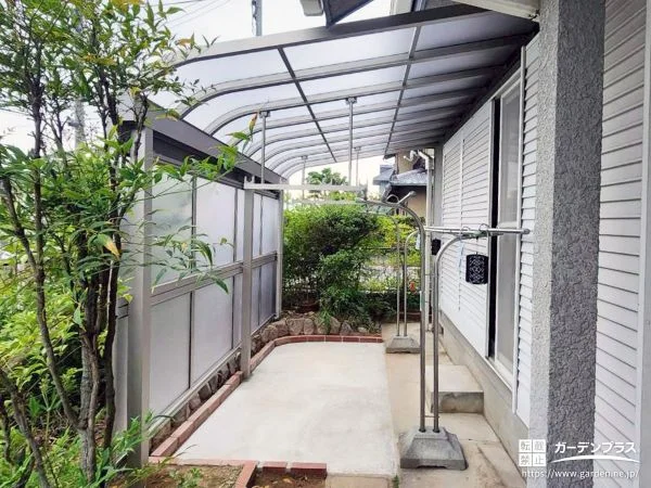 前面パネル付きで雨風の吹込みを防ぐ安心のテラス屋根設置工事