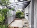 前面パネル付きで雨風の吹込みを防ぐ安心のテラス屋根設置工事