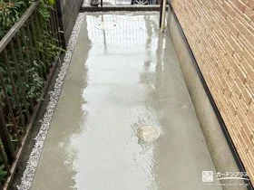 スリットを入れたコンクリートでローメンテナンスな犬走り工事