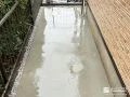 スリットを入れたコンクリートでローメンテナンスな犬走り工事