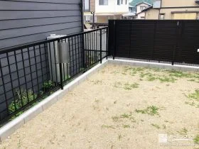 目隠しフェンスと境界フェンスを組合わせて設置[施工後]