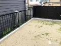 目隠しフェンスと境界フェンスを組合わせて設置
