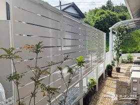 圧迫感なく視線をカットする目隠しフェンス[施工後]