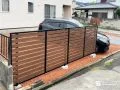 駐車スペースへの視線を優しくカットする目隠しフェンス設置工事