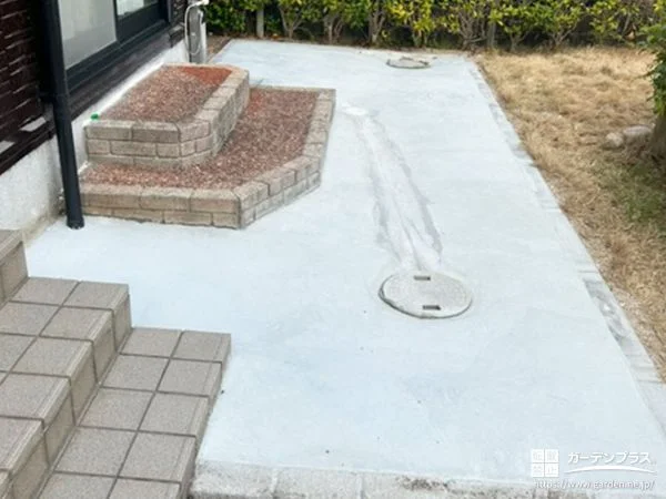 前庭に日々のお手入れを軽減する土間コンクリートを打設した工事