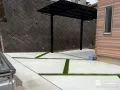 人工芝目地がナチュラルな駐車スペース