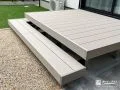 庭への行き来が増える段床付きのウッドデッキ