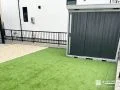 人工芝と物置で使いやすく整えた庭