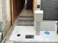 スリムな機能門柱と平らなコンクリートで玄関前を整えた工事