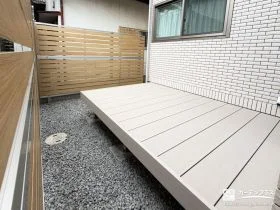 目隠しフェンスで囲み快適に仕上げたウッドデッキのあるお庭工事