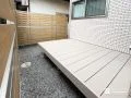 目隠しフェンスで囲み快適に仕上げたウッドデッキのあるお庭工事
