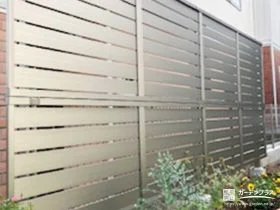 スリット入りで圧迫感を与えない目隠しフェンス[施工後]