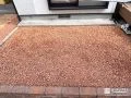 温かみのある雰囲気を演出する瓦チップのお庭
