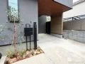 玄関前にオリーブを植えてナチュラルな仕上がりとなった外構工事