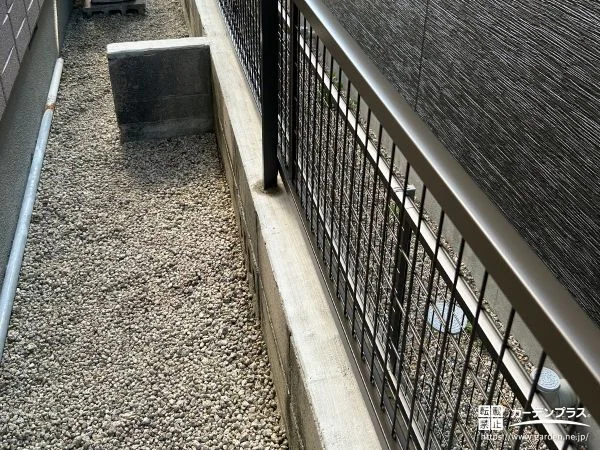 敷地境界を軽やかに区切り明確化する縦格子フェンスの設置工事