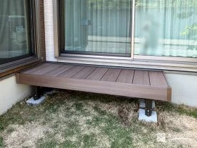 ナチュラルな木目調が美しいウッドデッキ[施工後]