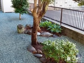 植栽を引き立てながら雑草対策も叶える砂利を敷設した工事