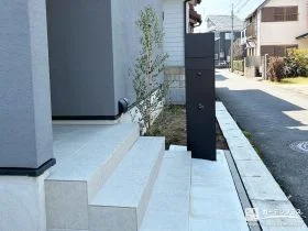 玄関ポーチと植栽で彩るナチュラルな門まわり工事