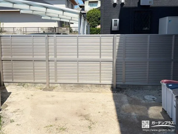 お庭のプライバシーを守るスタイリッシュフェンス設置工事
